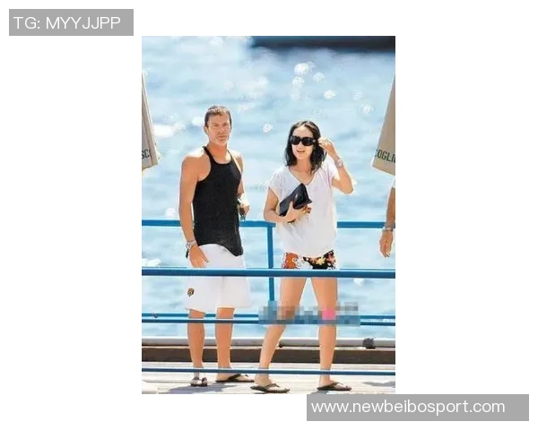 维尼修斯甜蜜晒合照与女友亲密互动幸福笑容尽显爱情甜蜜瞬间